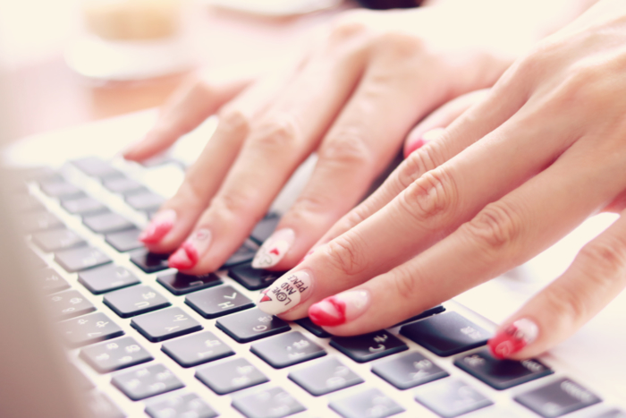 強化するキーワードで、実際記事をリライトしている女性の手元