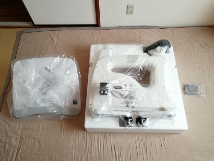 FlexiSpot デスクバイク V9を発泡スチロールから出す