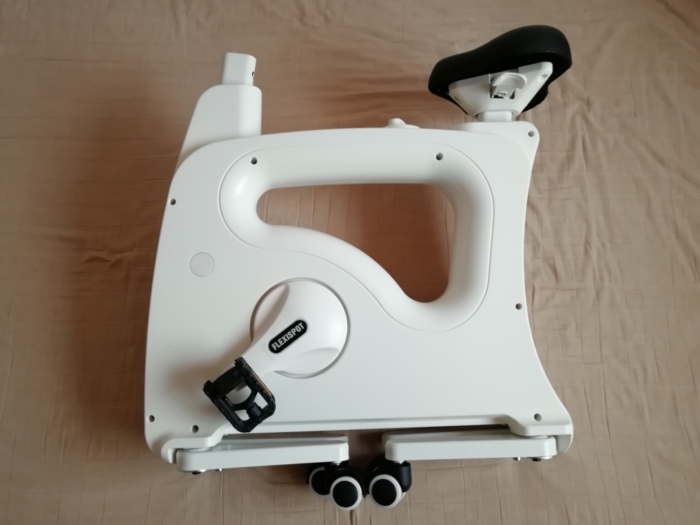 FlexiSpot デスクバイク V9を発泡スチロールから出す