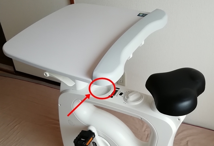 FlexiSpot デスクバイク V9のサドル前にくぼみ:電池入れる
