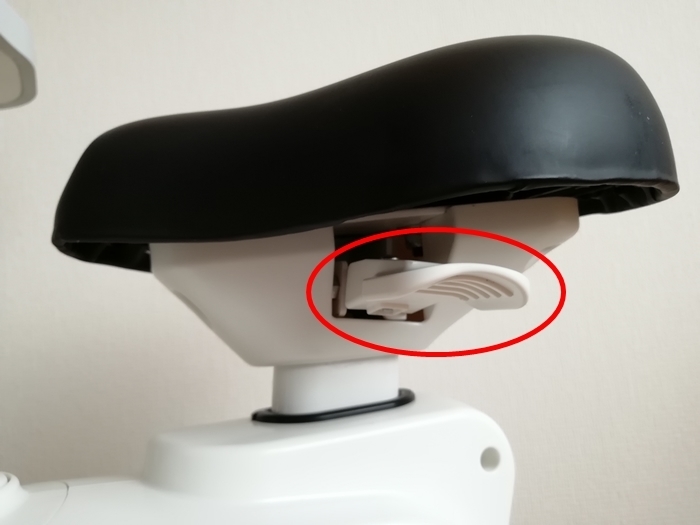 FlexiSpot デスクバイク V9:サドル下の左側にレバー