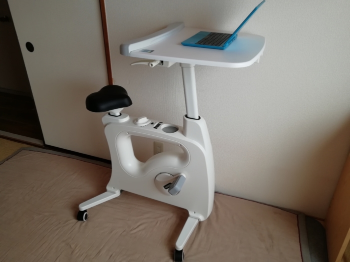 FlexiSpot デスクバイク V9:机にパソコンをセット