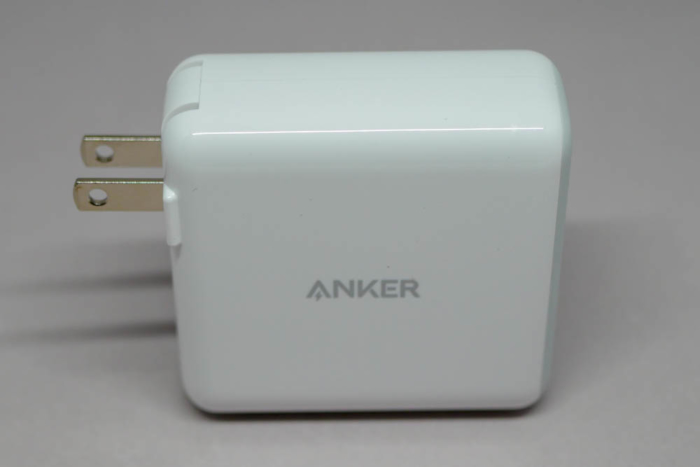 「Anker PowerPort ll PD」のプラグをだした状態
