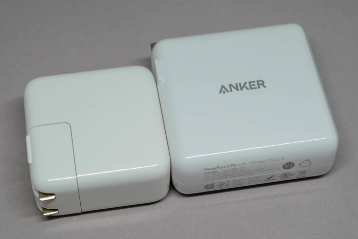 12インチMacBook付属の「Apple 29W USB-C 電源アダプタ」と比較(側面)