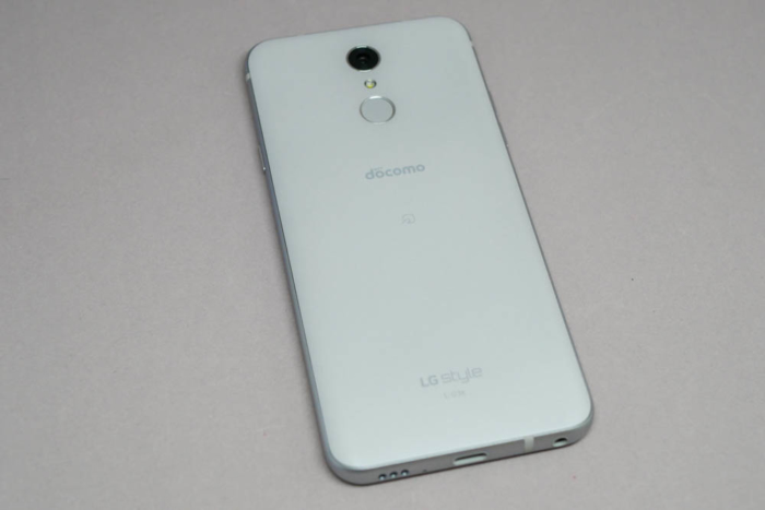 「LG style L-03K」を裏面からチェック