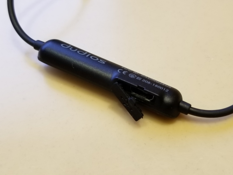 充電プラグ