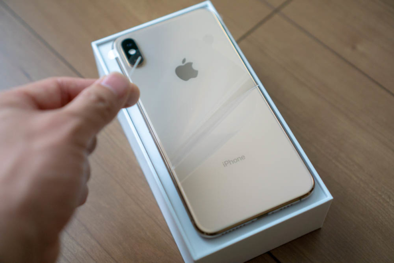iPhone XS Maxの外装フィルムを剥がす