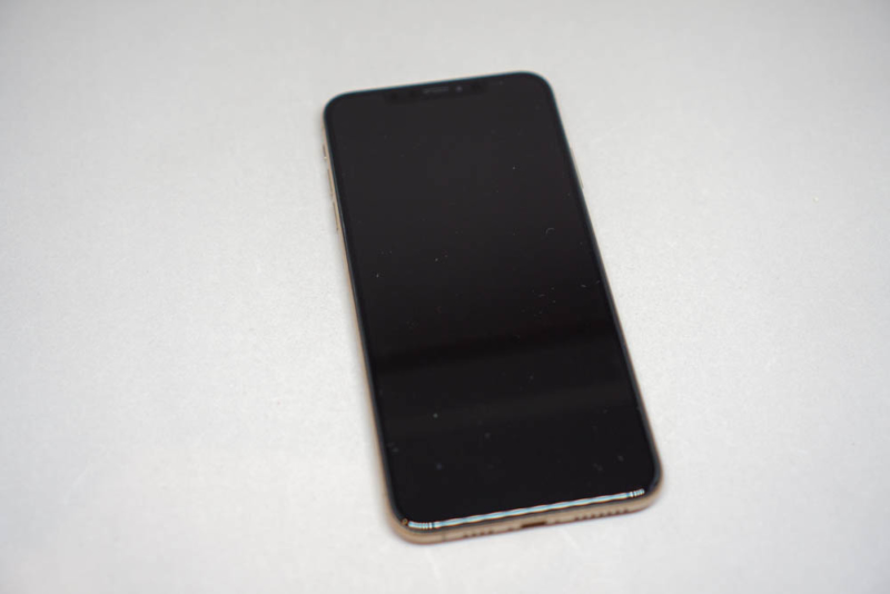 iPhone XS Maxを正面から