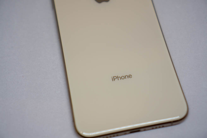 刻印は「iPhone」のみ