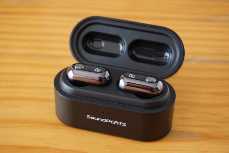SoundPEATS(サウンドピーツ) Truengine Bluetooth イヤホン 充電ケースを開ける