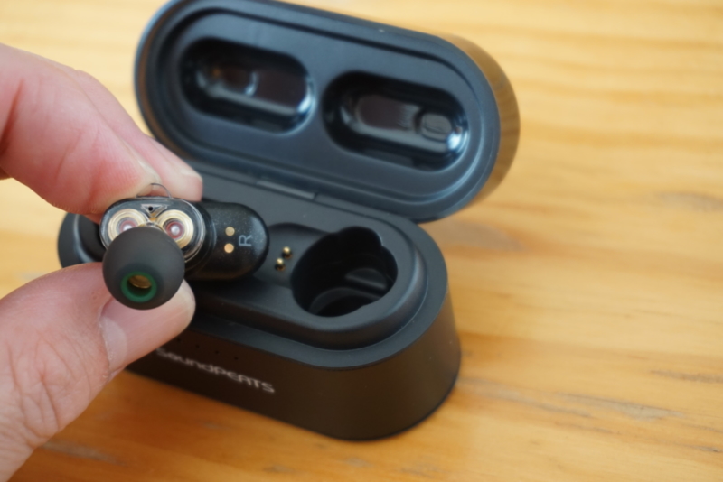 SoundPEATS(サウンドピーツ) Truengine Bluetooth イヤホン 充電ケースの金色の点とイヤホンの金色の点