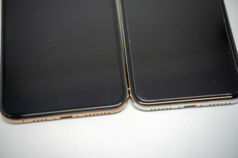 左が全面保護タイプ、右が通常タイプを貼り付けたiPhone