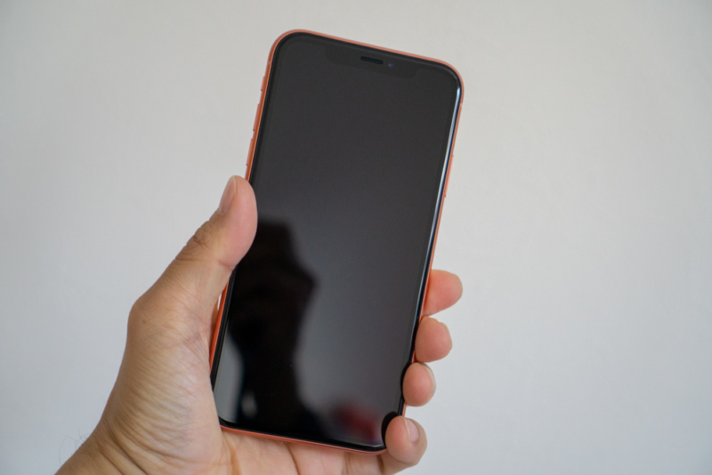 iPhone XRを手に持ってみた