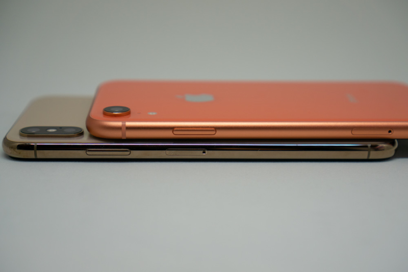 iPhone XRとiPhone XS Maxの側面比較