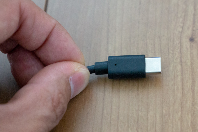 USB-Cケーブルで給電する