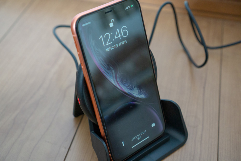 iPhone XRを縦向きで充電