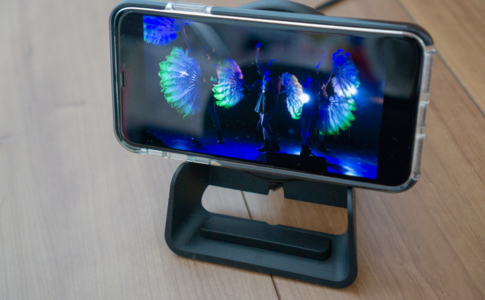 「Flex 10Wワイヤレス充電パッド EA1201S」は動画を再生しながら充電できる