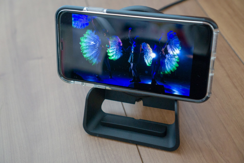 「Flex 10Wワイヤレス充電パッド EA1201S」は動画を再生しながら充電できる