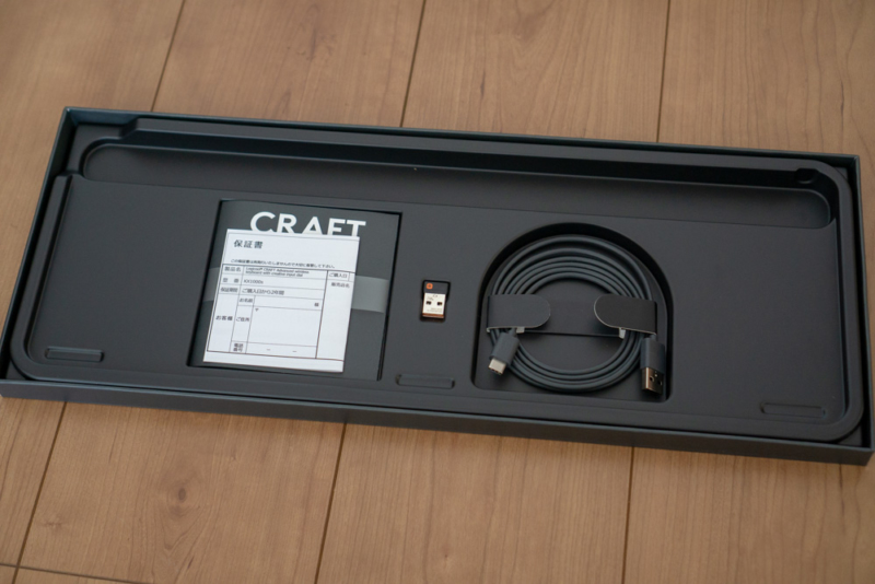 USB-Cケーブルと保証書