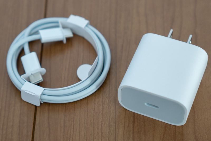 同梱されるACアダプタとケーブルはUSB-C対応