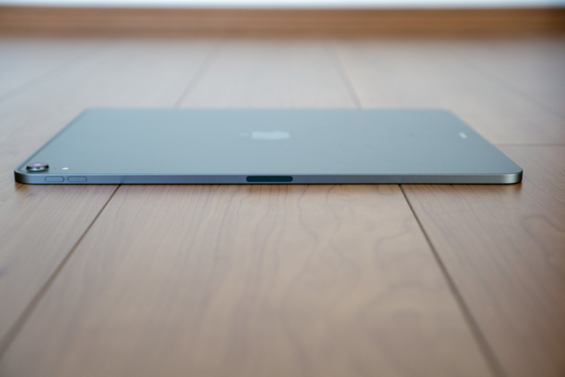 iPad Proを左側面からチェック