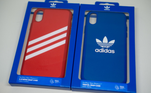 カラフルなiPhone XR向けadidasケース