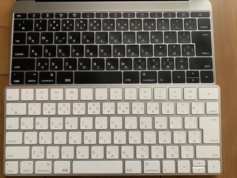 上:12インチMacBook 下:Magic Keyboard