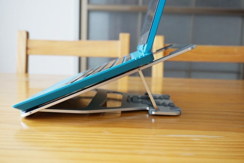 Humixx PC スタンド本体にノートパソコンをのせたあと横から見る
