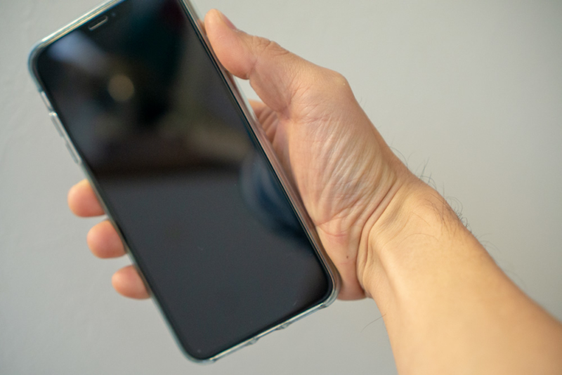 iPhone XS Maxは重いので右腕が疲れる