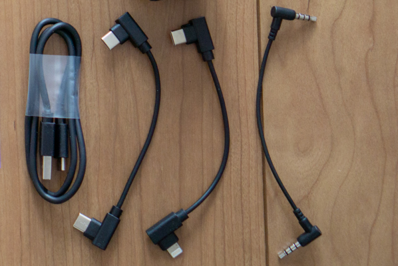 L字型の充電ケーブルが付属している