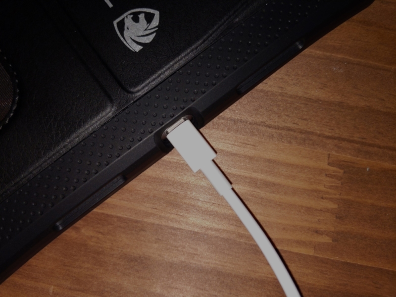 ZUGU CASE Lightningケーブル周り