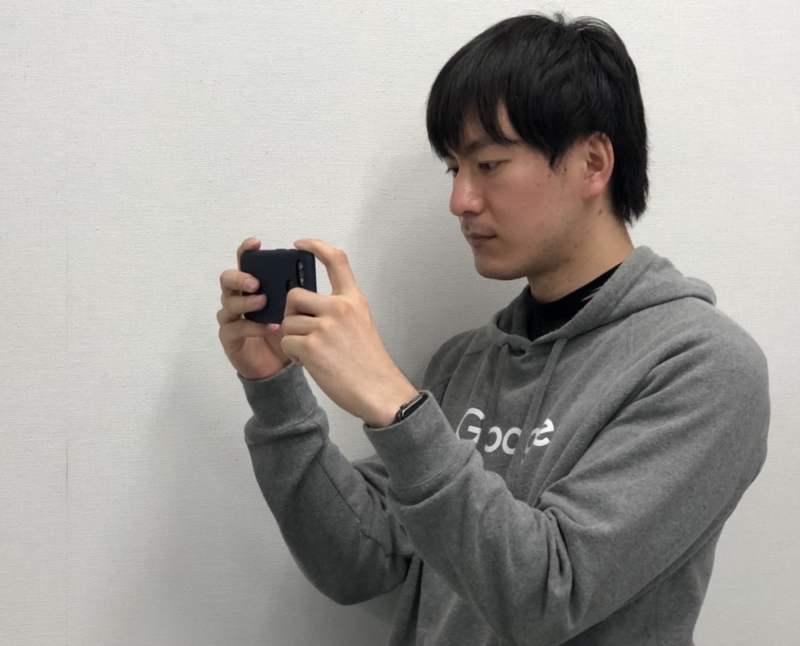 夜景モードのときは脇を締めて両手でスマホを持つ