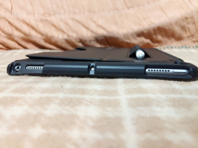 ZUGU CASE 側面