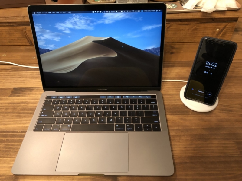 Macbook Proの横に置いても邪魔にならない