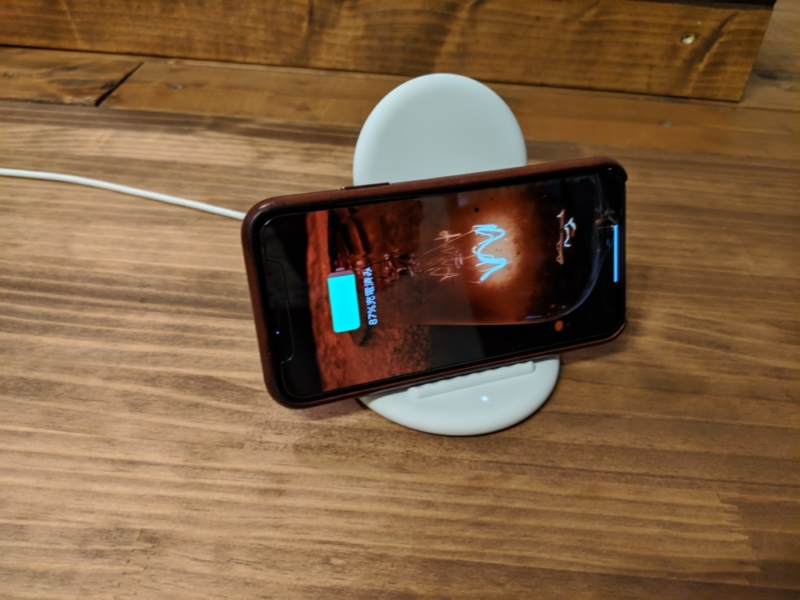iPhone Xを横向きに置いても問題なく充電できた