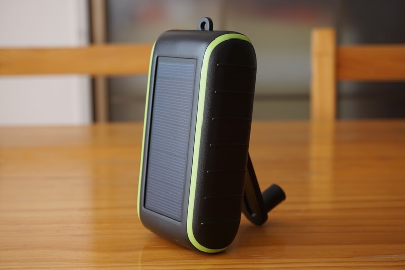 【Chargi-Q mini(チャージックミニ)ソーラーチャージャー モバイルバッテリー 】手回しハンドルで本体を立てる
