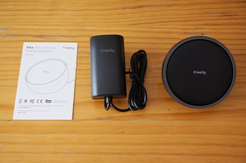 【Freedy:Qi(チー)規格対応ワイヤレス充電パッド】中身を並べる