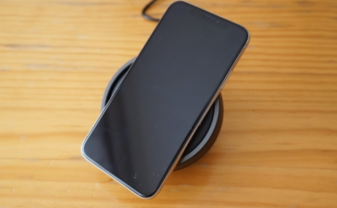 【Freedy:Qi(チー)規格対応ワイヤレス充電パッド】本体にスマホを乗せる