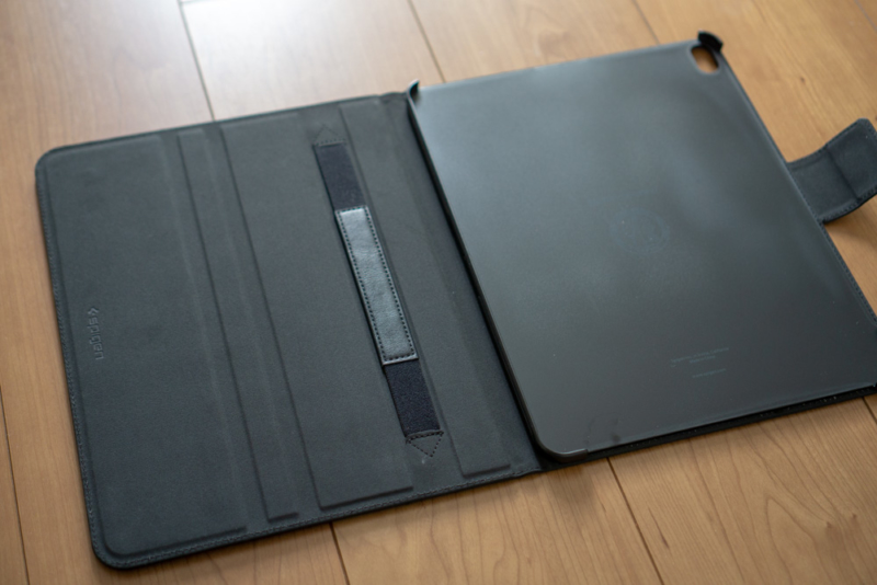 開くと、ポリカーボネートケースが登場した