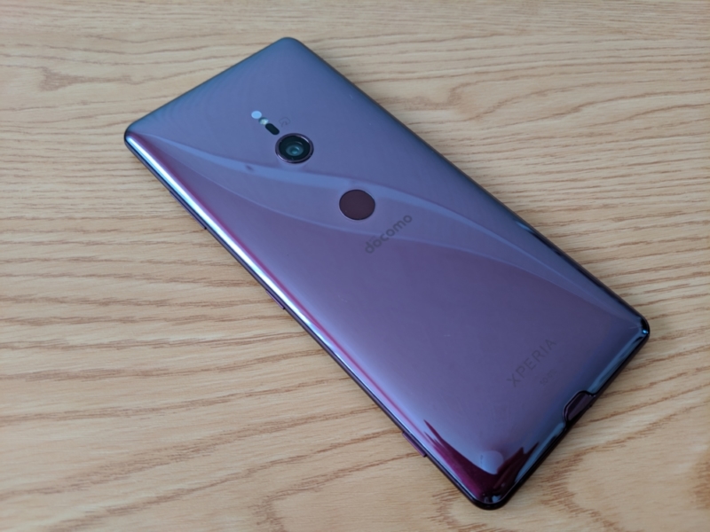 Xperia XZ3の本体は光沢があり、滑りやすい