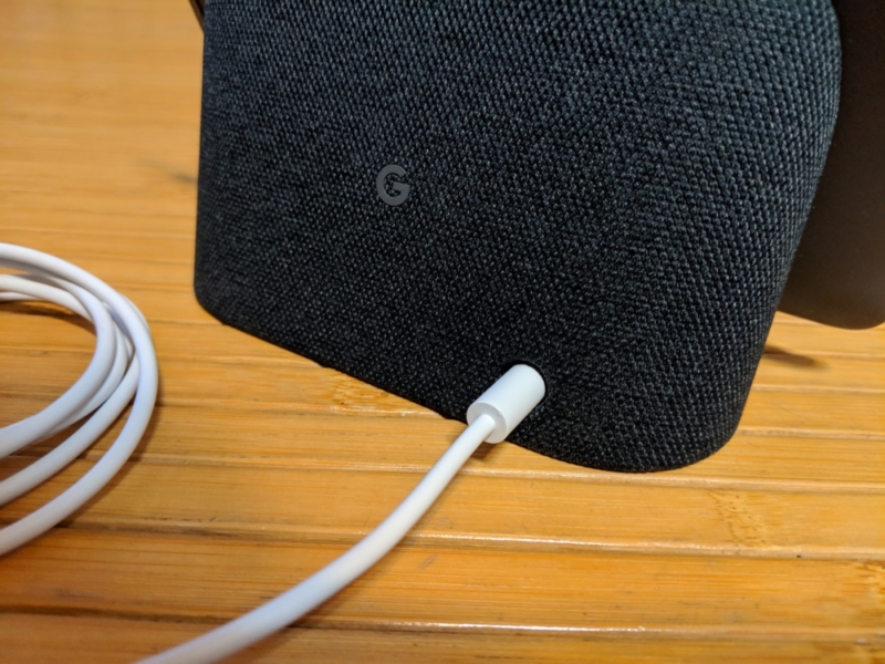 背面に電源ケーブルのコネクタがある