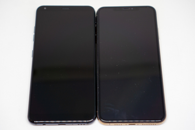 左:LG Style2、右:iPhone XS Max