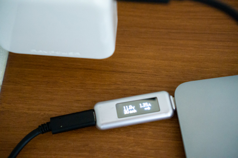 12インチMacBookを充電