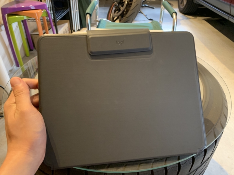 Slim Folio Proを装着したiPad Proを閉じた状態 表