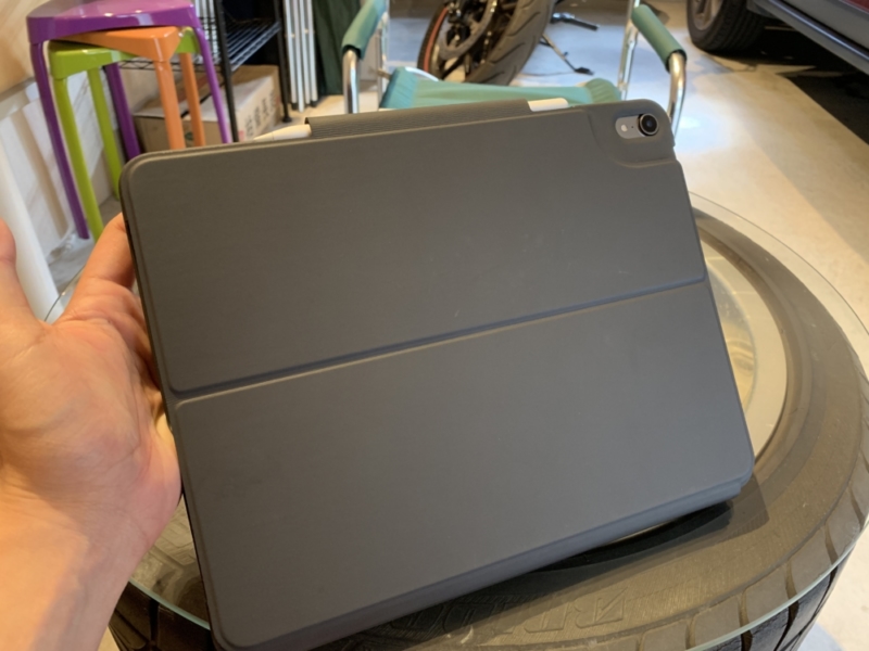 Slim Folio Proを装着したiPad Proを閉じた状態 裏