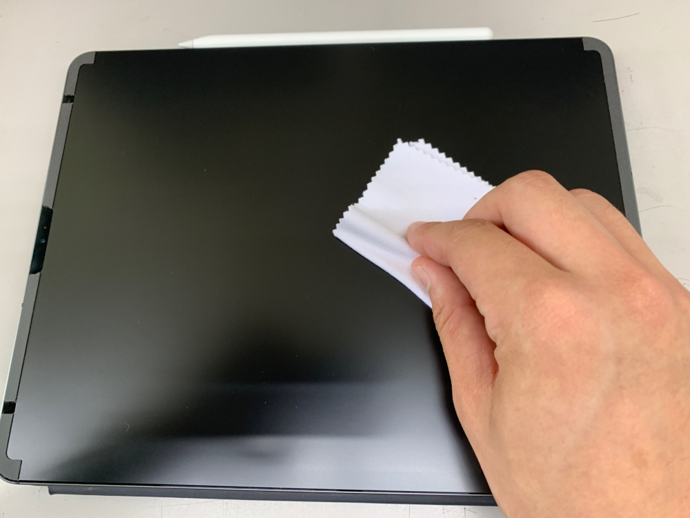 アンチグレア加工のおかげで汚れが目立ちにくく掃除がしやすい