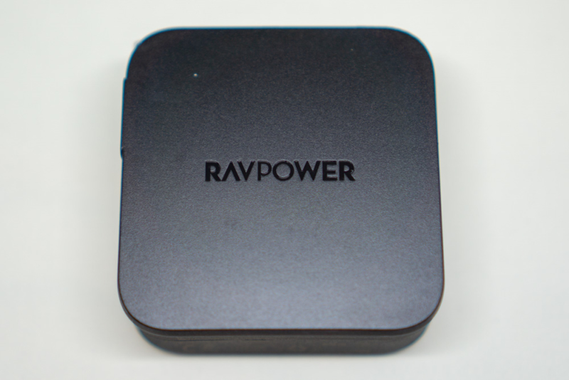 RAVPower「RP-PC105 61W 2ポートUSB充電器」の側面