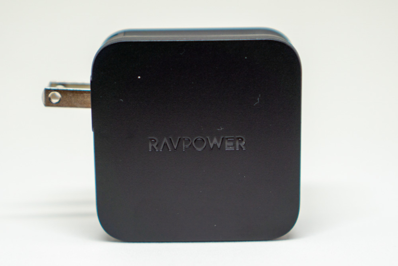 RAVPower「RP-PC105 61W 2ポートUSB充電器」の折りたたみプラグを出した状態