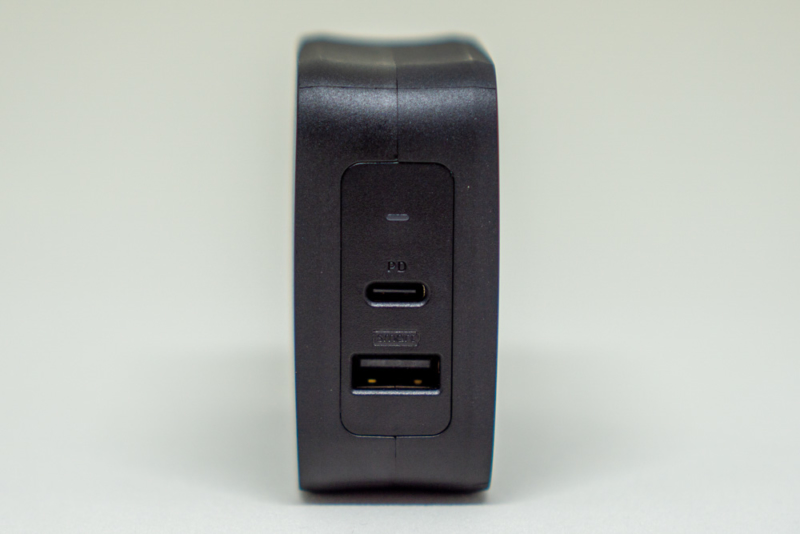 RAVPower「RP-PC105 61W 2ポートUSB充電器」の正面
