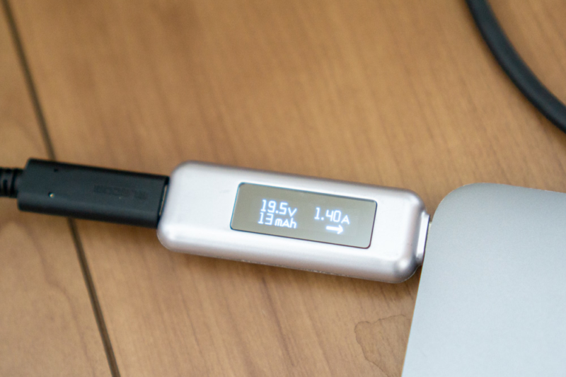 12インチMacBookを充電